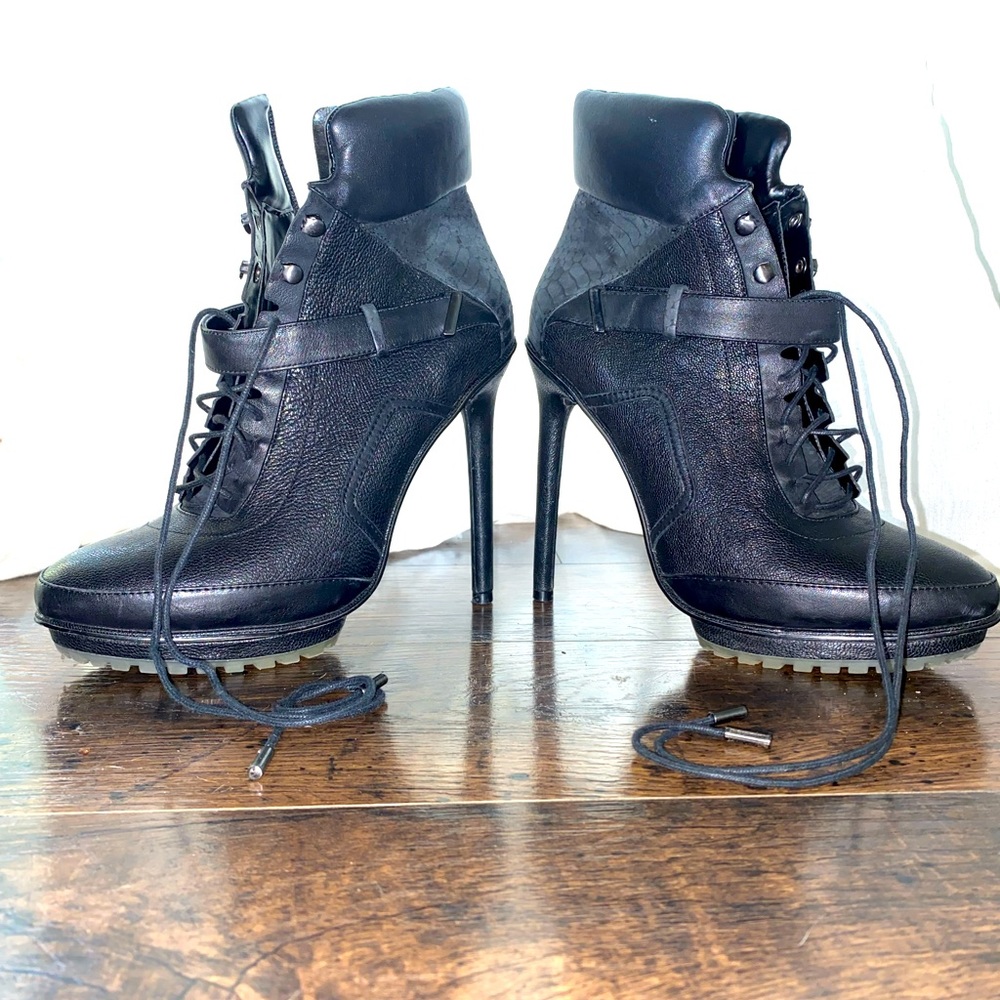 BCBG snow boots